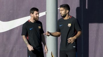 Messi y Luis Suárez hablan durante un entrenamiento con el Barcelona