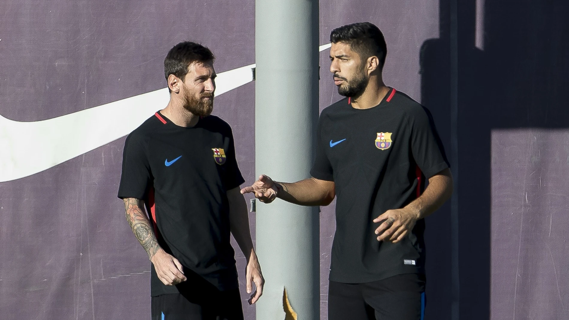 Messi y Luis Suárez hablan durante un entrenamiento con el Barcelona Messi y Luis Suárez hablan durante un entrenamiento con el Barcelona
