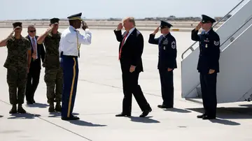 Trump saluda a los miembros del ejército a su llegada a Arizona