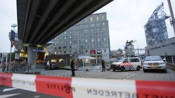 La policía evacua el centro de conciertos Maassilo debido a una amenaza terrorista hoy, miércoles 23 de agosto de 2017, en Róterdam (Holanda)