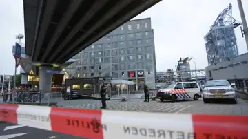La policía evacua el centro de conciertos Maassilo debido a una amenaza terrorista hoy, miércoles 23 de agosto de 2017, en Róterdam (Holanda) La policía evacua el centro de conciertos Maassilo debido a una amenaza terrorista hoy, miércoles 23 de agosto de 2017, en Róterdam (Holanda)