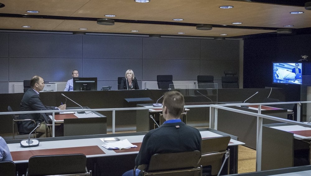 Una pantalla muestra a Abderrahman Mechkah en su vista judicial hecha por videoconferencia, en Turku, Finlandia