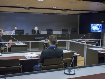 Una pantalla muestra a Abderrahman Mechkah en su vista judicial hecha por videoconferencia, en Turku, Finlandia Una pantalla muestra a Abderrahman Mechkah en su vista judicial hecha por videoconferencia, en Turku, Finlandia