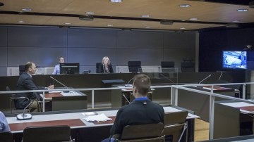 Una pantalla muestra a Abderrahman Mechkah en su vista judicial hecha por videoconferencia, en Turku, Finlandia