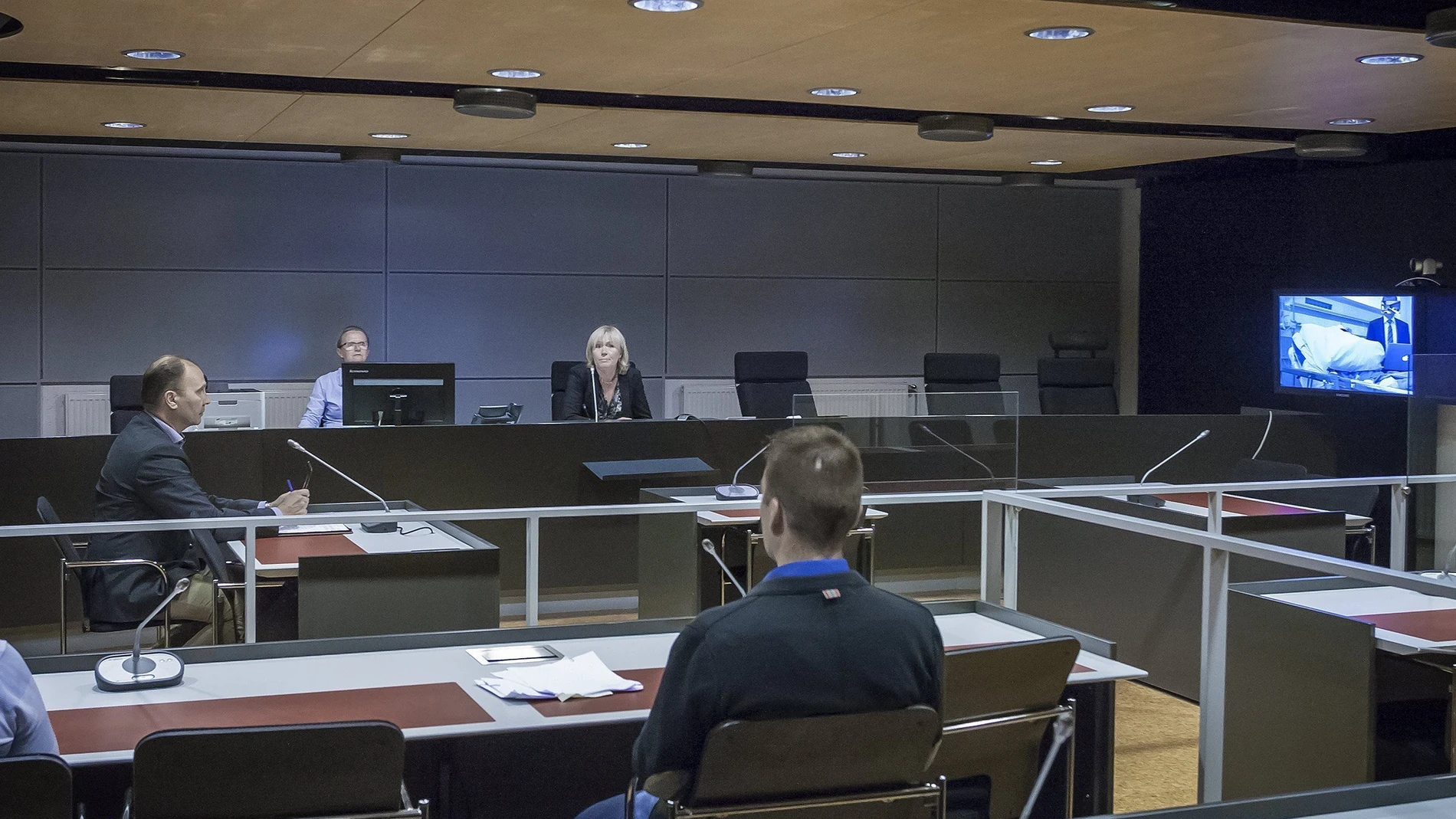 Una pantalla muestra a Abderrahman Mechkah en su vista judicial hecha por videoconferencia, en Turku, Finlandia Una pantalla muestra a Abderrahman Mechkah en su vista judicial hecha por videoconferencia, en Turku, Finlandia