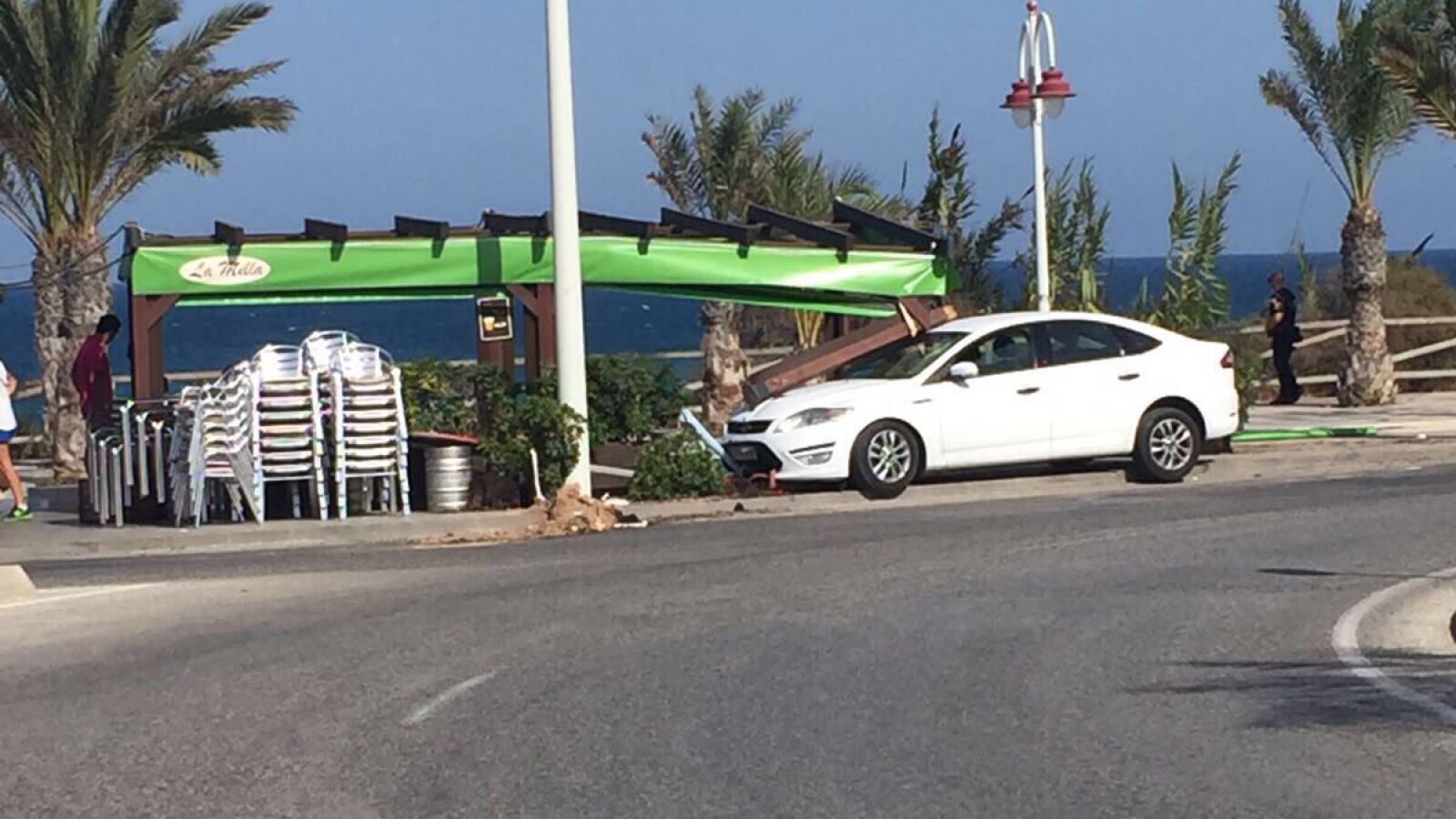 Susto mayúsculo en una terraza de Elche tras colisionar un coche contra varios clientes