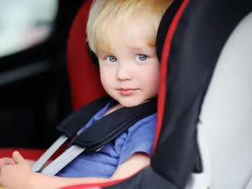 Niño en una sillita infantil Niño en una sillita infantil