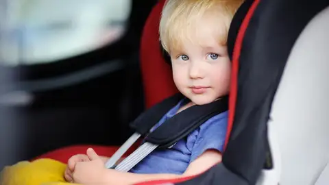 Niño en una sillita infantil Niño en una sillita infantil