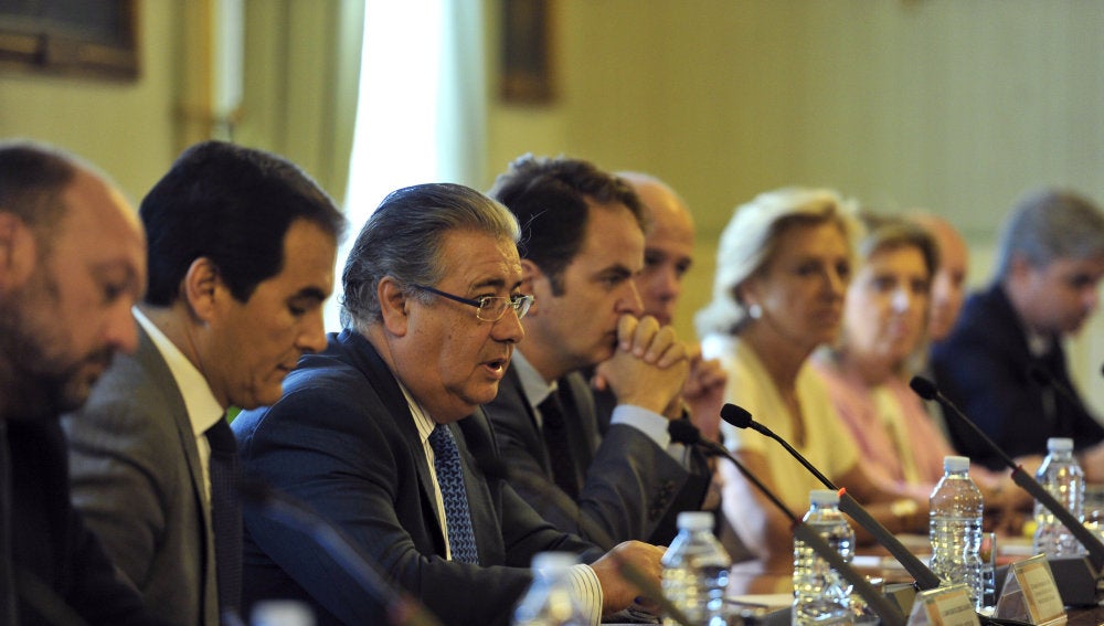 El ministro del Interior, Juan Ignacio Zoido junto al secretario de Estado de Seguridad, José Antonio Nieto y el secretario de Estado para las Administraciones Territoriales, Roberto Bermúdez de Castro, durante la reunión con los delegados del Gobierno