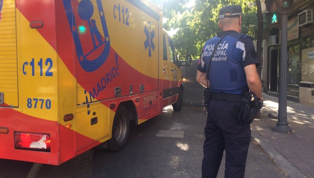 Los servicios de emergencia acuden al lugar donde un hombre ha atacado a su mujer con un cuchillo en Madrid