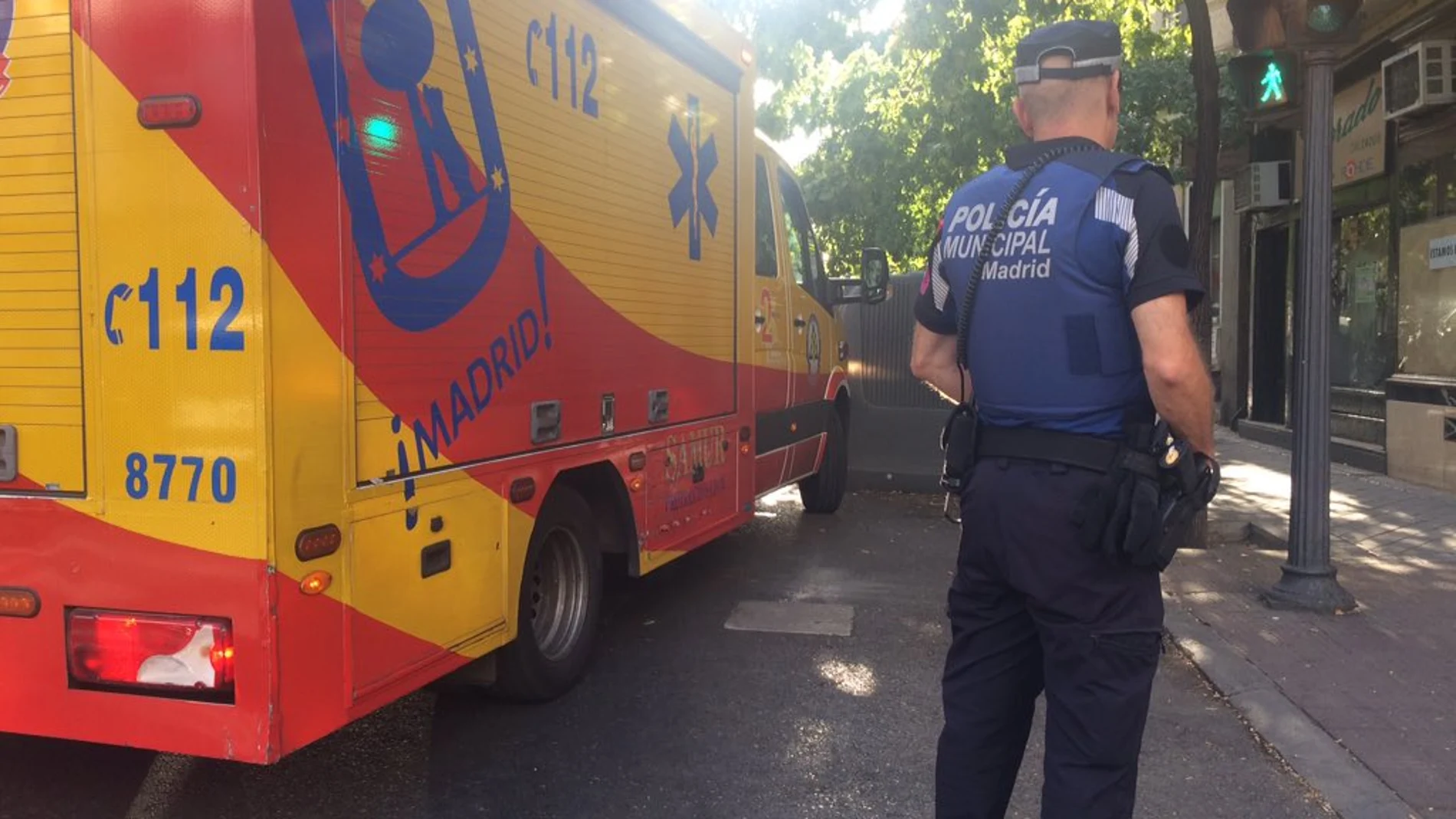 Los servicios de emergencia acuden al lugar donde un hombre ha atacado a su mujer con un cuchillo en Madrid Los servicios de emergencia acuden al lugar donde un hombre ha atacado a su mujer con un cuchillo en Madrid