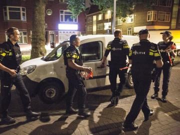 Agentes de la policía holandesa inspeccionan una furgoneta con matrícula española en Rotterdam