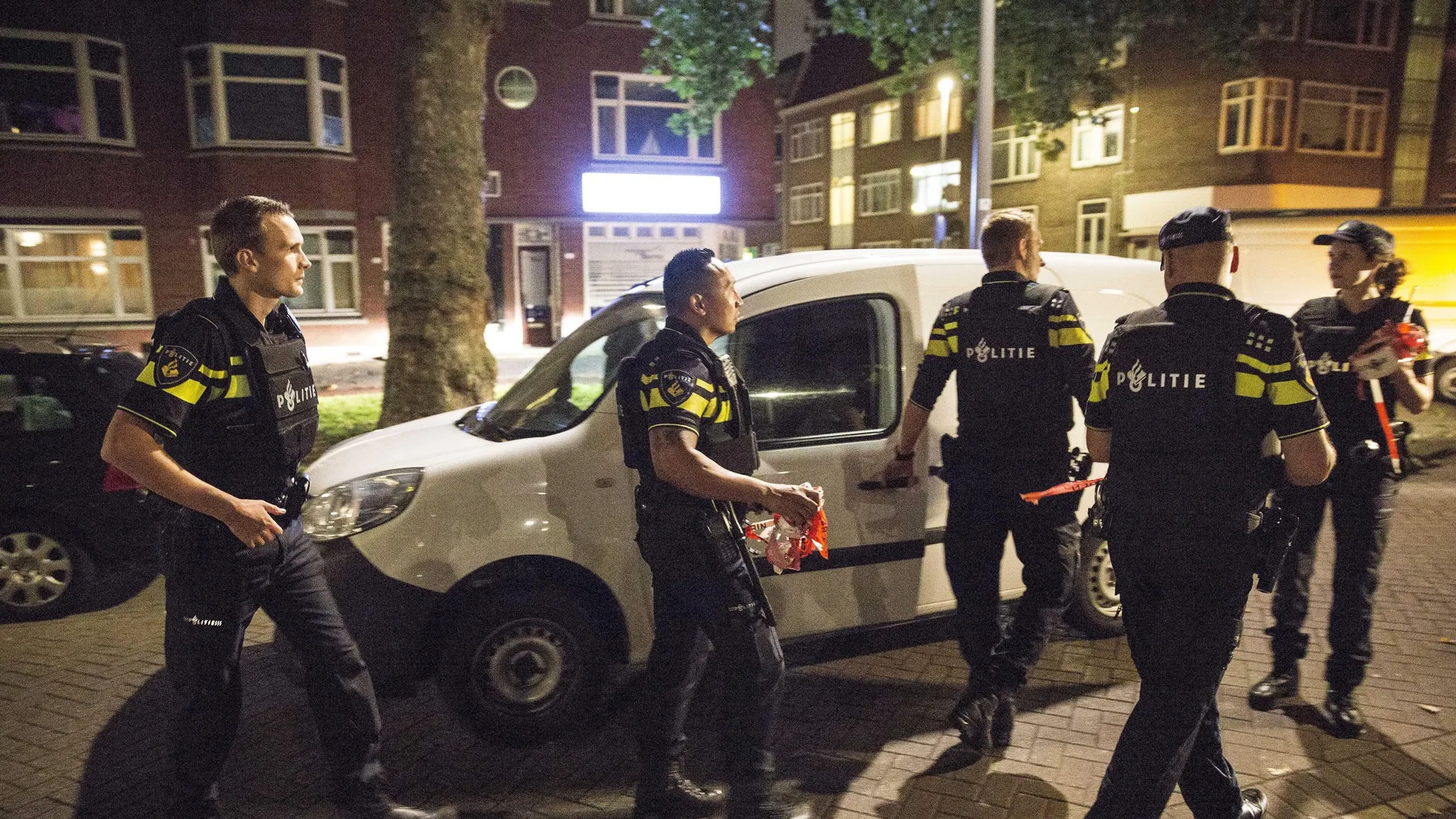 Agentes de la policía holandesa inspeccionan una furgoneta con matrícula española en Rotterdam Agentes de la policía holandesa inspeccionan una furgoneta con matrícula española en Rotterdam