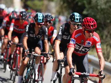 Grupo de ciclistas durante una etapa de la Vuelta a España Grupo de ciclistas durante una etapa de la Vuelta a España