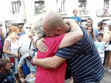 Un musulmán reparte abrazos en Las Ramblas Un musulmán reparte abrazos en Las Ramblas