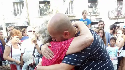 Un musulmán reparte abrazos en Las Ramblas Un musulmán reparte abrazos en Las Ramblas