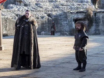 Jon Snow y Tyrion Lannister en Juego de Tronos Jon Snow y Tyrion Lannister en Juego de Tronos