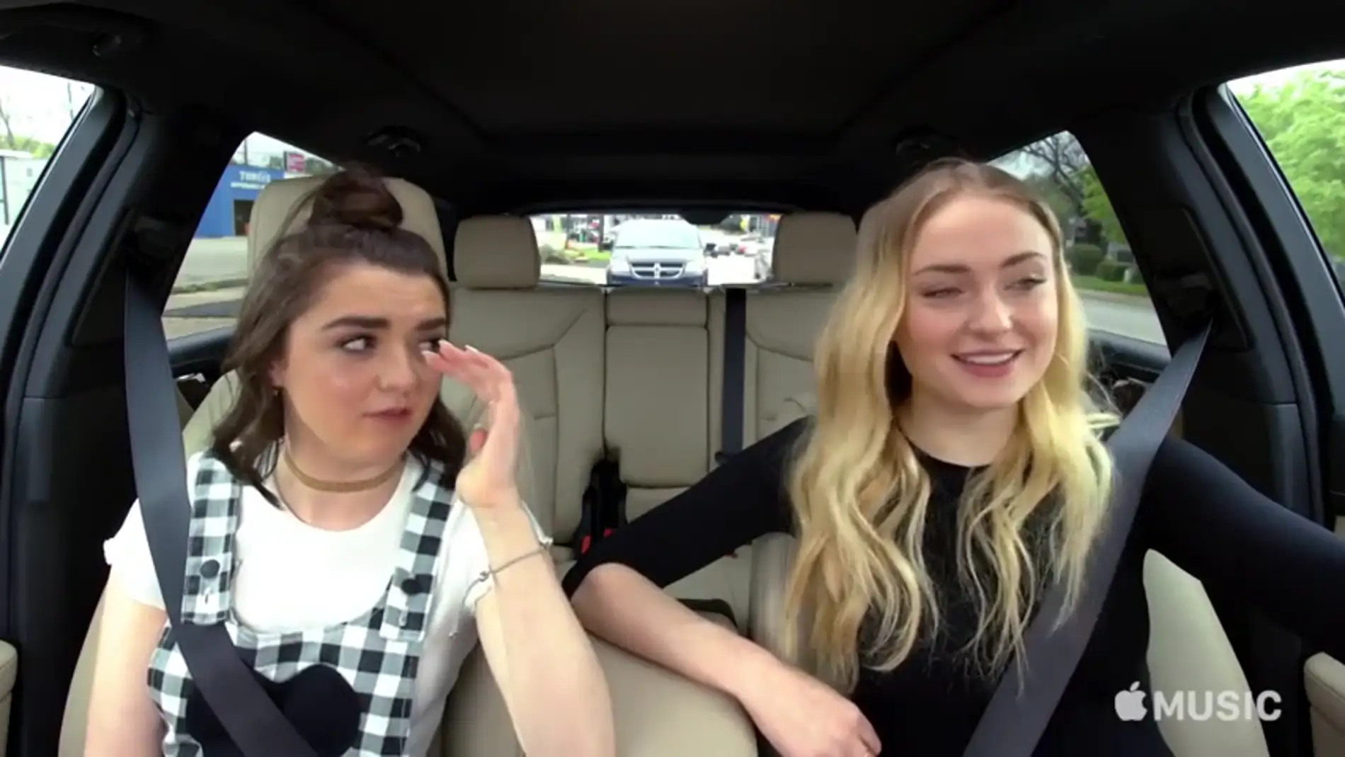 Maisie Williams y Sophie Turner imitan a Ned Stark en el 'Carpool Karaoke' más divertido