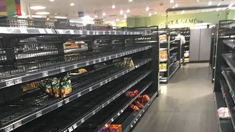 Imagen de un supermercado Edeka con las estanterías vacías Imagen de un supermercado Edeka con las estanterías vacías
