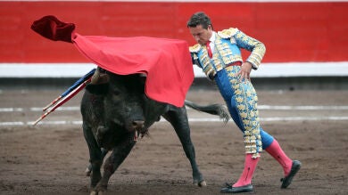 La terna se reparte tres orejas de distinto peso de una desigual victorinada