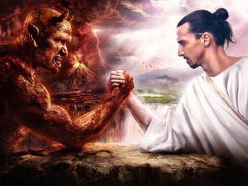 Ibrahimovic, anunciando que se queda en el Man United