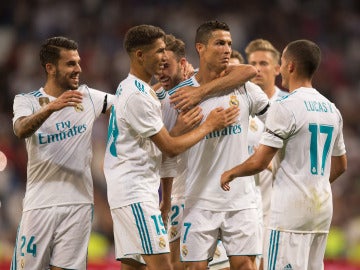 Los jugadores del Madrid felicitan a Cristiano y celebran su gol