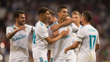 Los jugadores del Madrid felicitan a Cristiano y celebran su gol