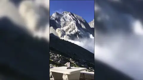 Al menos ocho personas desaparecidas por un deslizamiento de rocas en Suiza Al menos ocho personas desaparecidas por un deslizamiento de rocas en Suiza