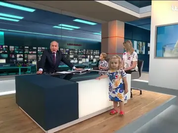 Una niña revoluciona una entrevista en directo en la televisión británica Una niña revoluciona una entrevista en directo en la televisión británica