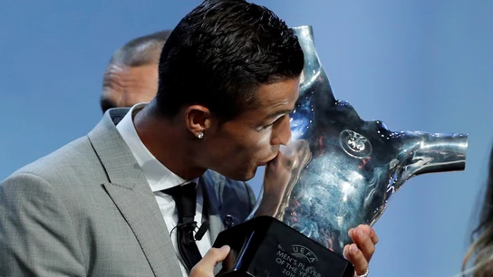 Cristiano Ronaldo con el Trofeo a mejor jugador Cristiano Ronaldo con el Trofeo a mejor jugador