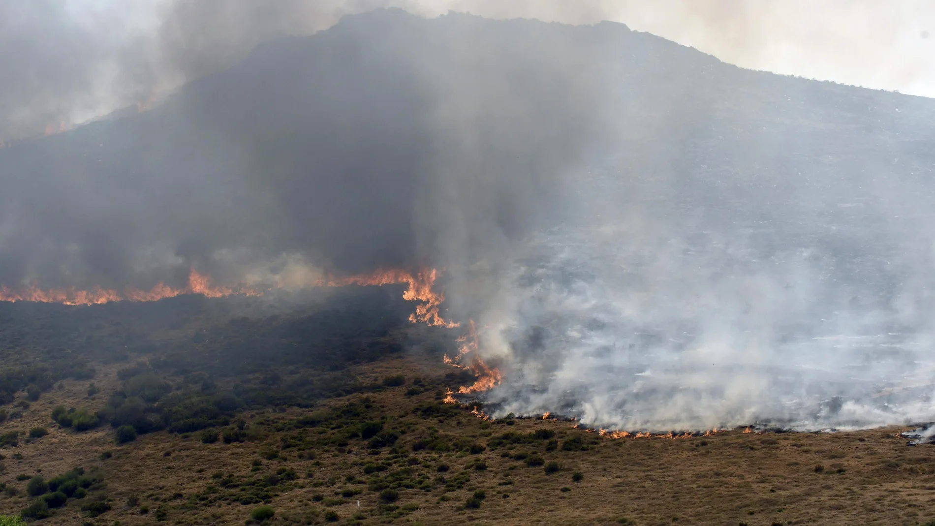 Incendio en Encinedo (León), en la comarca de La Cabrera Incendio en Encinedo (León), en la comarca de La Cabrera
