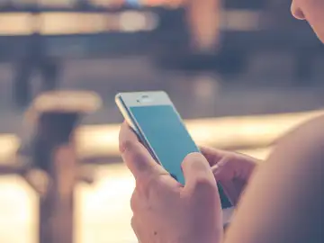 Chica con un movil Chica con un movil