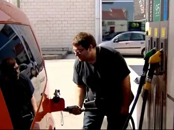 Un vehículo repone combustible en una gasolinera Un vehículo repone combustible en una gasolinera