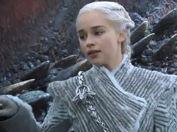 Una de las escenas de Juego de Tronos donde Daenerys Targaryen luce el deseado abrigo Una de las escenas de Juego de Tronos donde Daenerys Targaryen luce el deseado abrigo