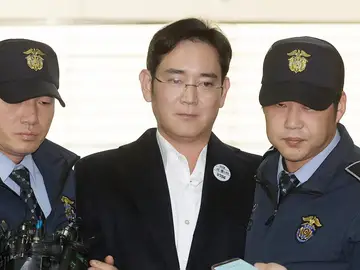Cinco años de cárcel para el heredero de Samsung por el escándalo de corrupción que tumbó a Park Cinco años de cárcel para el heredero de Samsung por el escándalo de corrupción que tumbó a Park