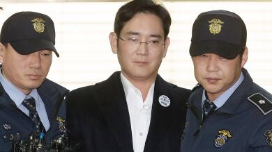 La Justicia surcoreana condena al heredero de Samsung a cinco años de cárcel
