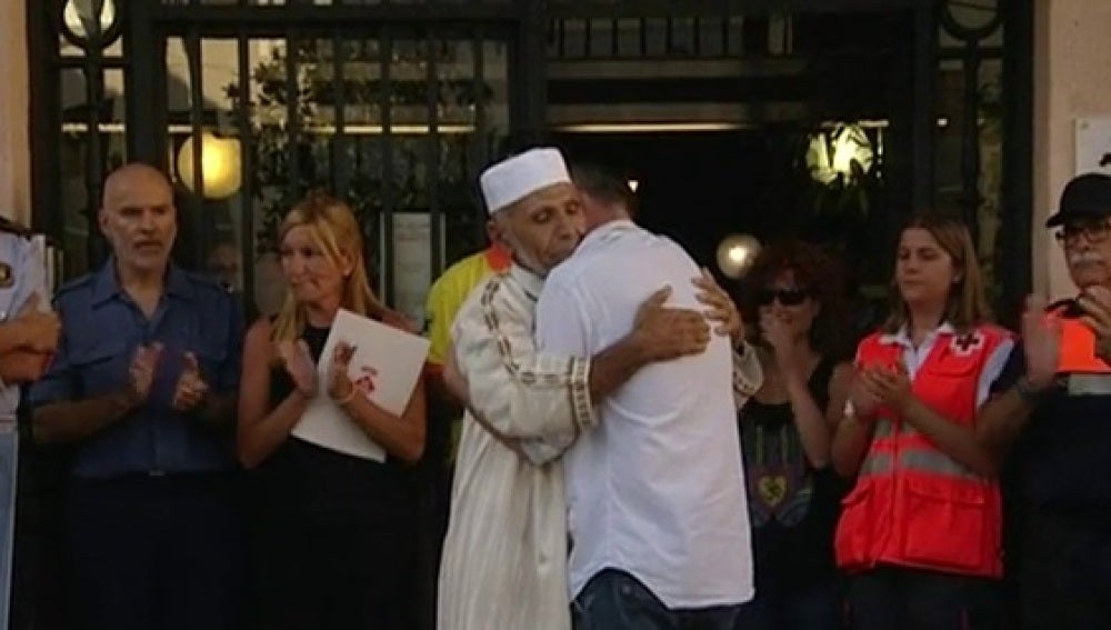 Emotivo abrazo de los padres de Xavi al imán de Rubí