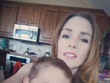 Crystal Lowery junto a su hijo de cinco años Crystal Lowery junto a su hijo de cinco años