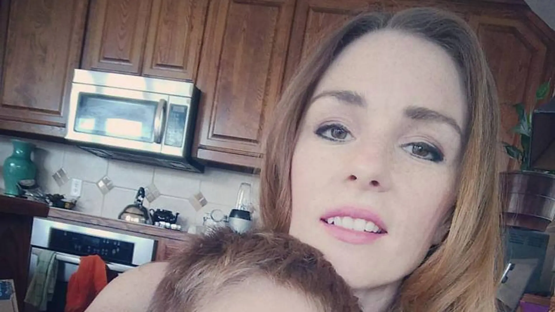 Crystal Lowery junto a su hijo de cinco años Crystal Lowery junto a su hijo de cinco años