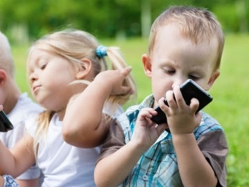 Niños con móviles