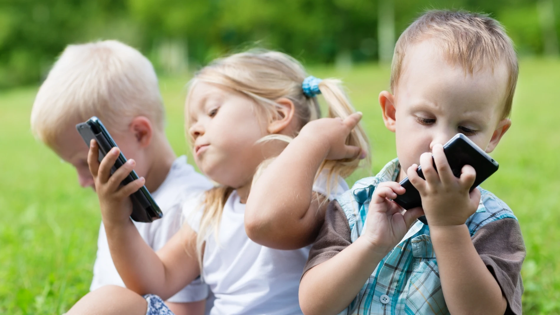 Niños con móviles Niños con móviles