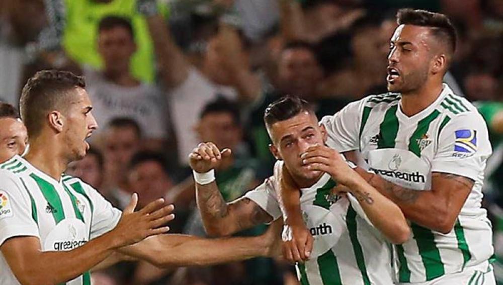 Los jugadores del Betis festejan el gol de Sergio León