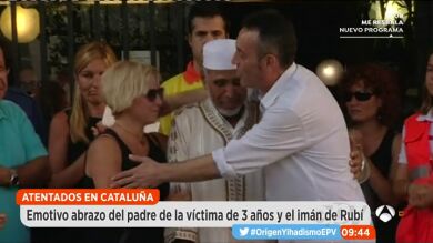 Emotivo abrazo del padre de la víctima de 3 años y el imán de Rubí