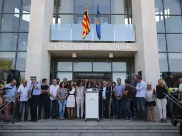 La alcaldesa de Cambrils, Camí Mendoza antes de los cinco minutos de silencio guardados ante el ayuntamiento de la localidad La alcaldesa de Cambrils, Camí Mendoza antes de los cinco minutos de silencio guardados ante el ayuntamiento de la localidad