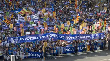 Pancarta reivindicativa ("Vuestras políticas, nuestras muertes") durante la marcha en Barcelona Pancarta reivindicativa ("Vuestras políticas, nuestras muertes") durante la marcha en Barcelona