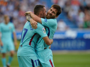 Messi se abraza con Alcácer para celebrar su gol con el Barça