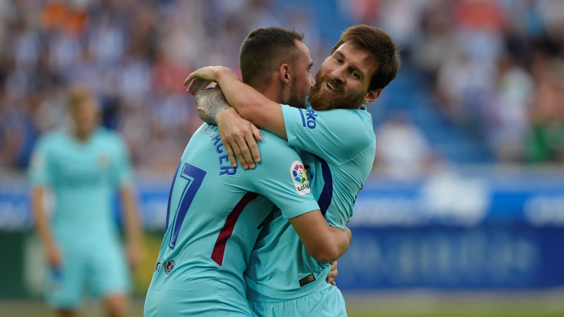 Messi se abraza con Alcácer para celebrar su gol con el Barça Messi se abraza con Alcácer para celebrar su gol con el Barça