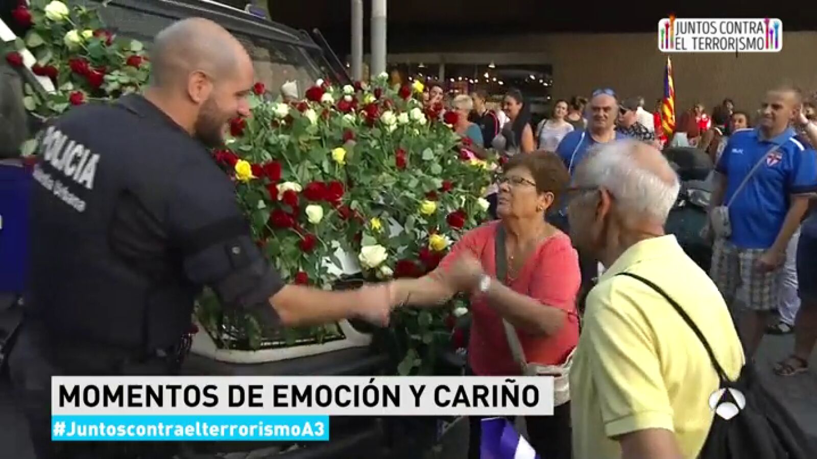 VÍDEO: Los catalanes regalan cientos de rosas a los Mossos para rendirles homenaje por su papel tras los atentados