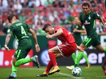 Lewandowski ante el Bremen Lewandowski ante el Bremen