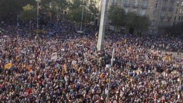 Asistentes a la manifestación contra el terrorismo en Barcelona